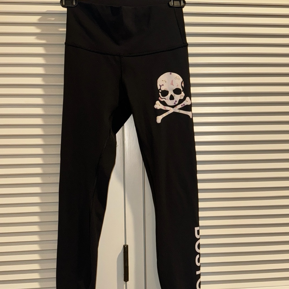 Women Black Leggings with Skull & Crossbones Detail.It doesn't have side pockets
